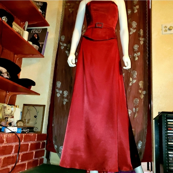 ❤NWOT- Gorgeous Red Satin Strapless Gown w/ Belted Waist ❤ - Picture 6 of 15